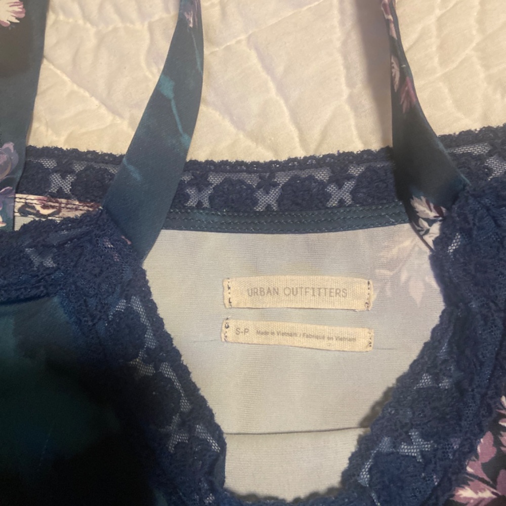 Urban Outfitters Lace Blue Floral Crop Top
Size Small - Picture 2 of 4